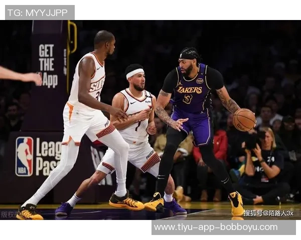 菲尔普斯现场观战湖人对阵太阳身穿布克签名鞋引关注 菲尔普斯现场观战湖人对阵太阳身穿布克签名鞋引关注